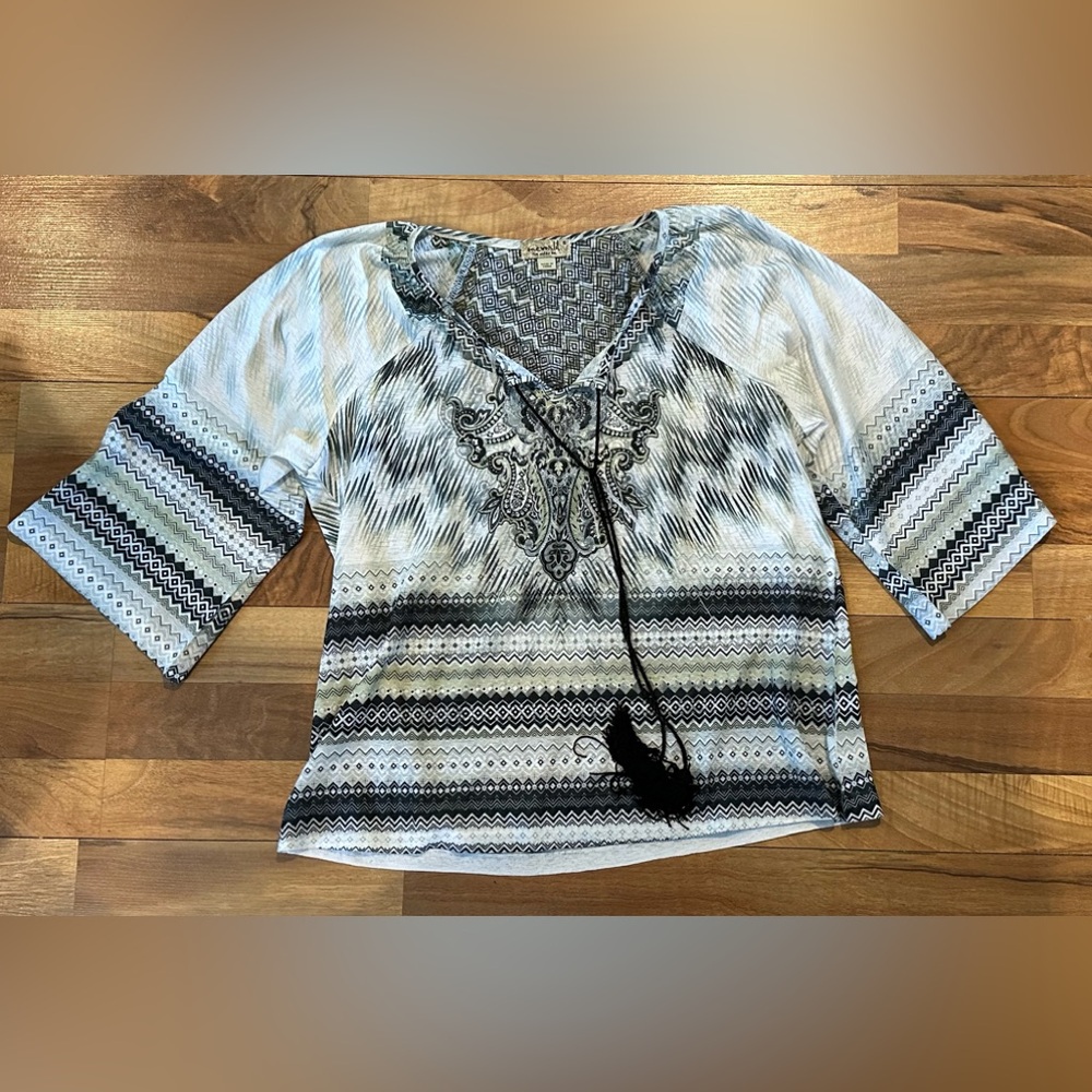 One World lightweight print 3/4 sleeve, v-neck top, size small
